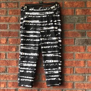 NWOT: Old Navy Black & White Capri Leggings